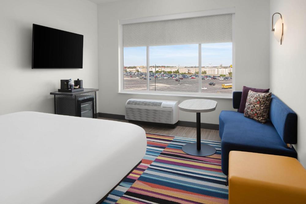 Guest Room, 1 King interior